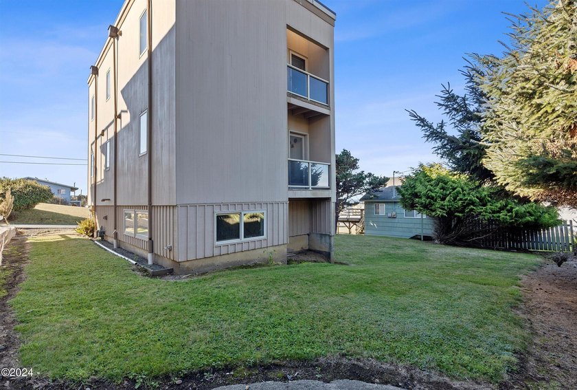 Motivated seller, submit all offers! Roads End Oceanview home - photo 41