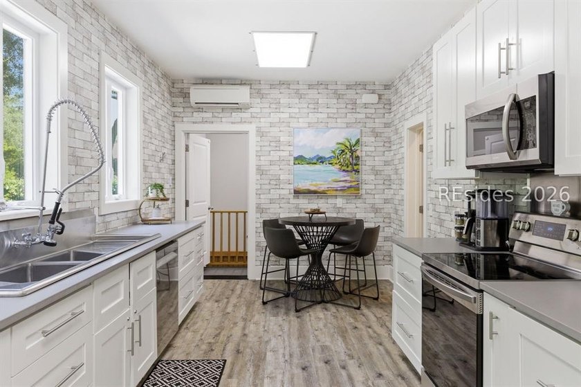 Stunning Custom-Built 4-Bedroom Home in Prime Folly Field - photo 42