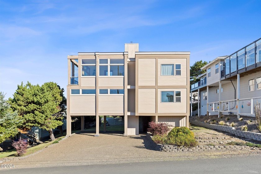 Motivated seller, submit all offers! Roads End Oceanview home - photo 43