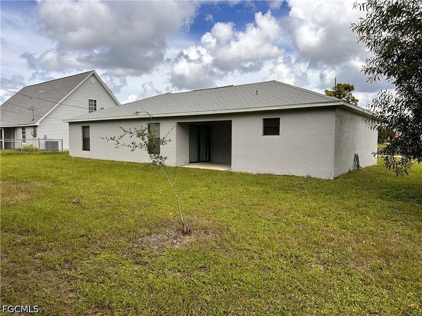 This elegant single-family home features three spacious bedrooms - photo 3