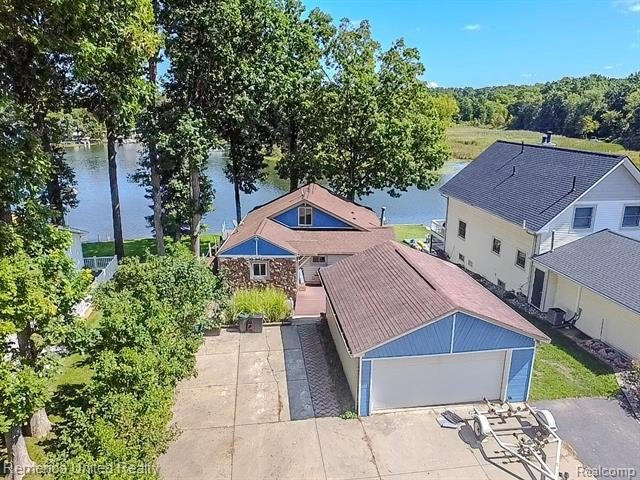 Experience the best of lakefront living with this move-in-ready - photo 2