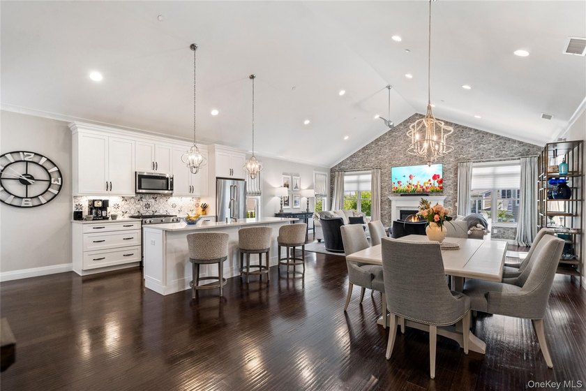 Welcome to Country Pointe Plainview, one of Long Island's - photo 3