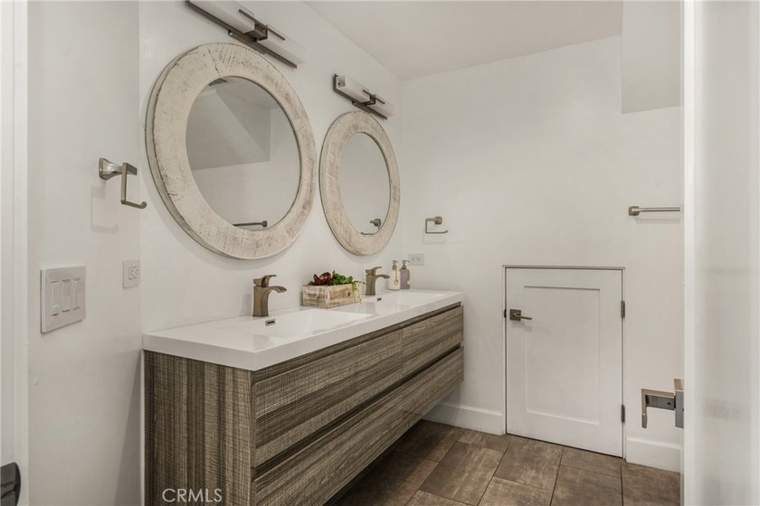 Ideally located approximately one block from the beach with - photo 7