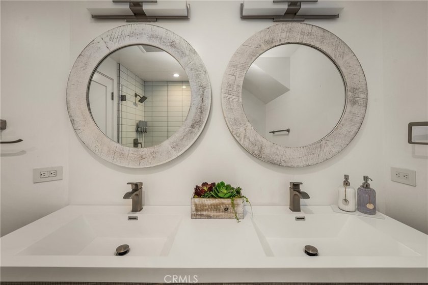Ideally located approximately one block from the beach with - photo 9