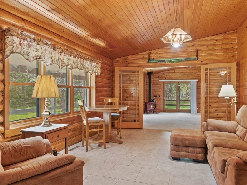 Log home on a wooded acreage in Saratoga! Majestic pines - photo 3