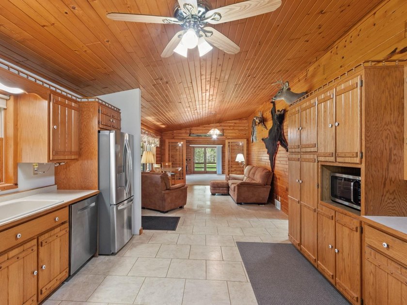 Log home on a wooded acreage in Saratoga! Majestic pines - photo 7