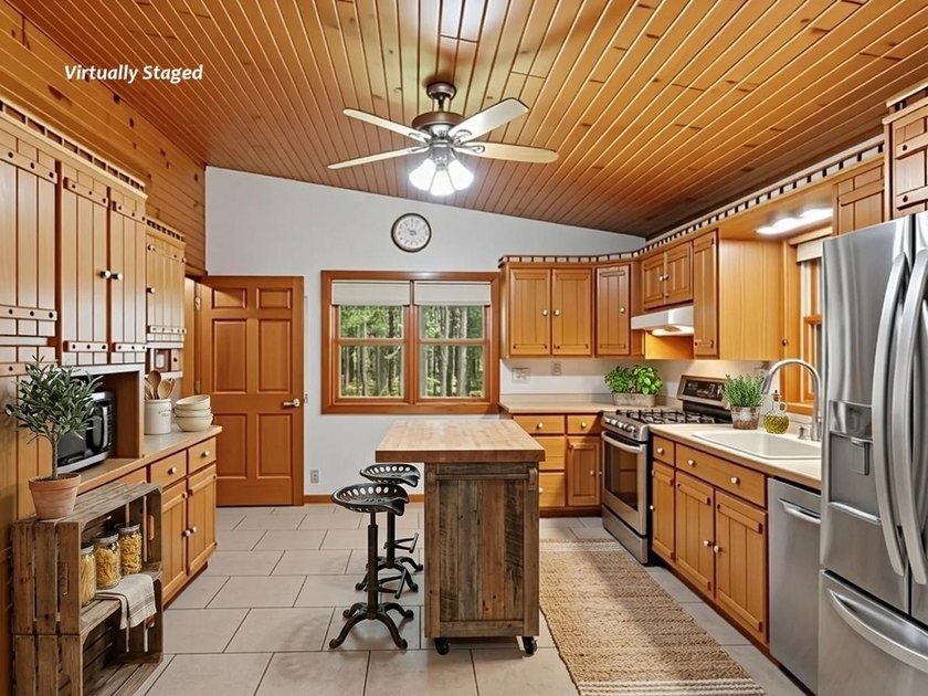 Log home on a wooded acreage in Saratoga! Majestic pines - photo 9
