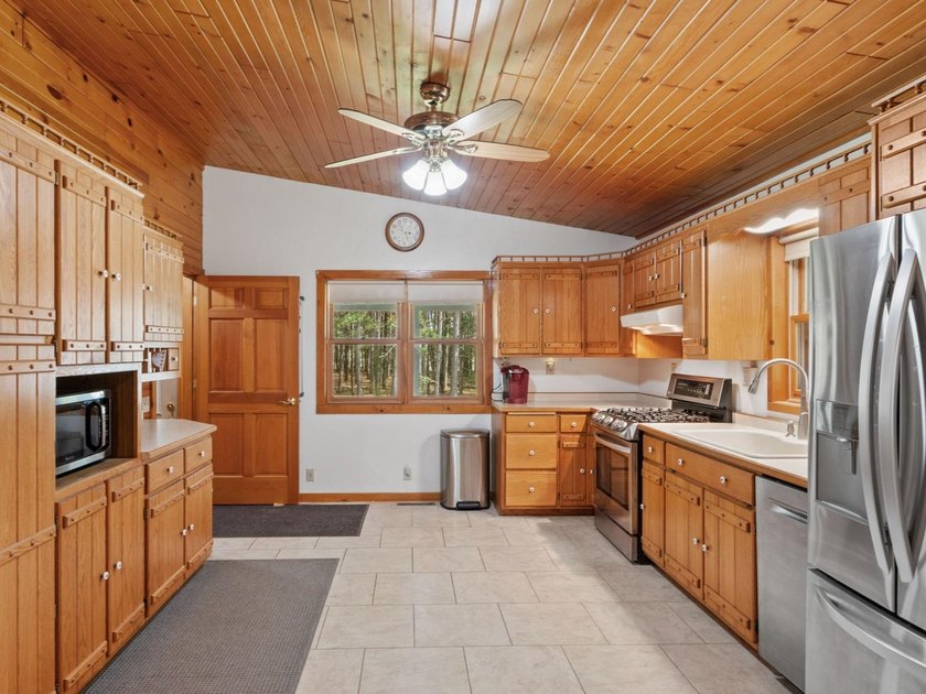Log home on a wooded acreage in Saratoga! Majestic pines - photo 10