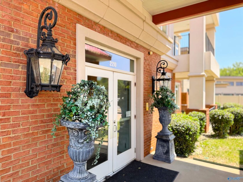 Elegantly appointed condo with breathtaking views of Pickwick - photo 4