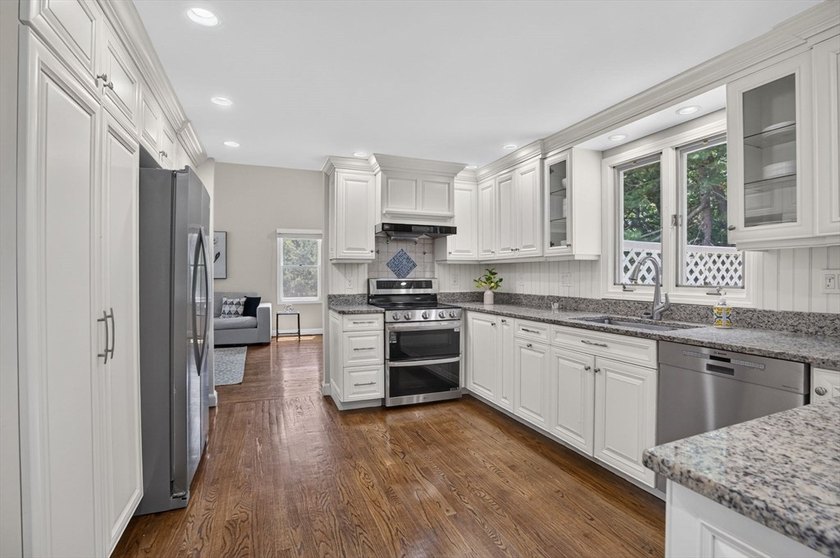 Beautifully maintained Colonial set on a manicured one-acre - photo 11