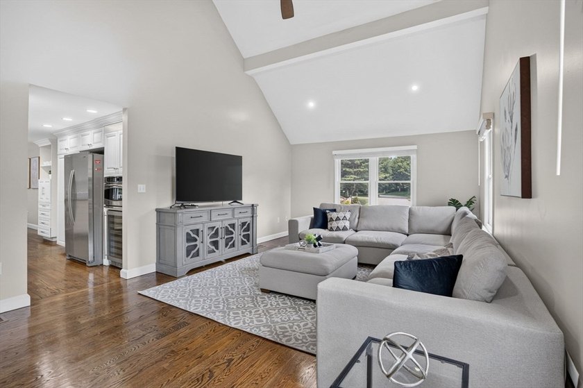Beautifully maintained Colonial set on a manicured one-acre - photo 12