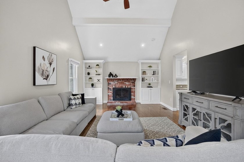 Beautifully maintained Colonial set on a manicured one-acre - photo 14