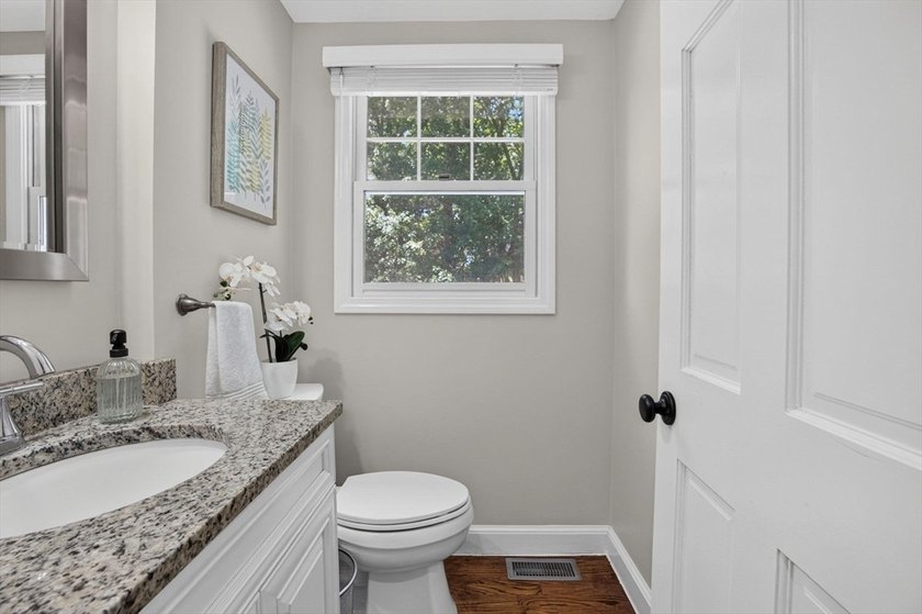 Beautifully maintained Colonial set on a manicured one-acre - photo 19