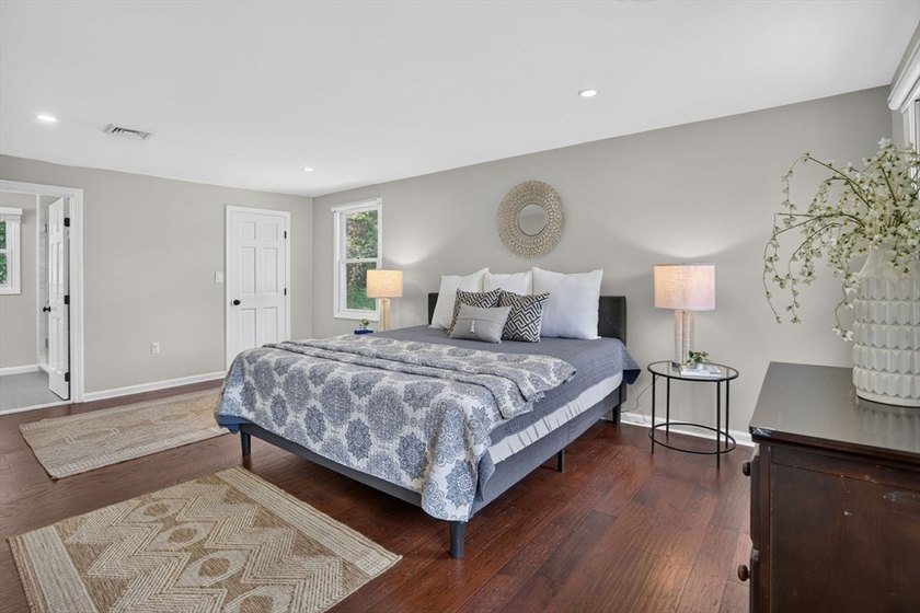 Beautifully maintained Colonial set on a manicured one-acre - photo 21