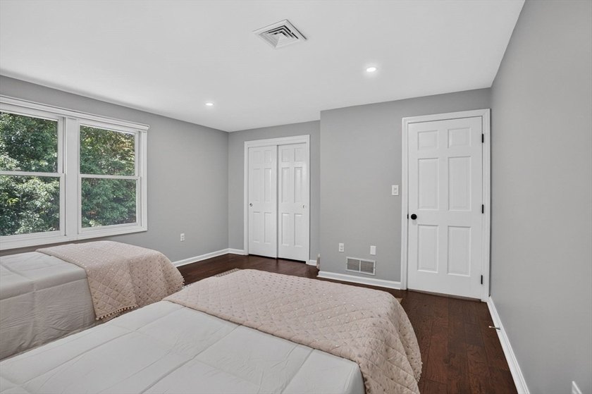 Beautifully maintained Colonial set on a manicured one-acre - photo 26