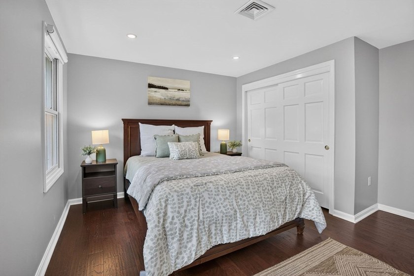 Beautifully maintained Colonial set on a manicured one-acre - photo 27