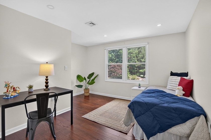 Beautifully maintained Colonial set on a manicured one-acre - photo 29