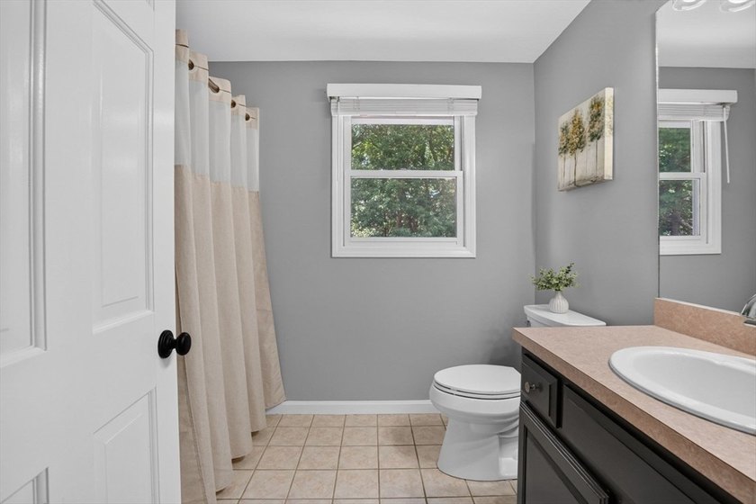 Beautifully maintained Colonial set on a manicured one-acre - photo 31