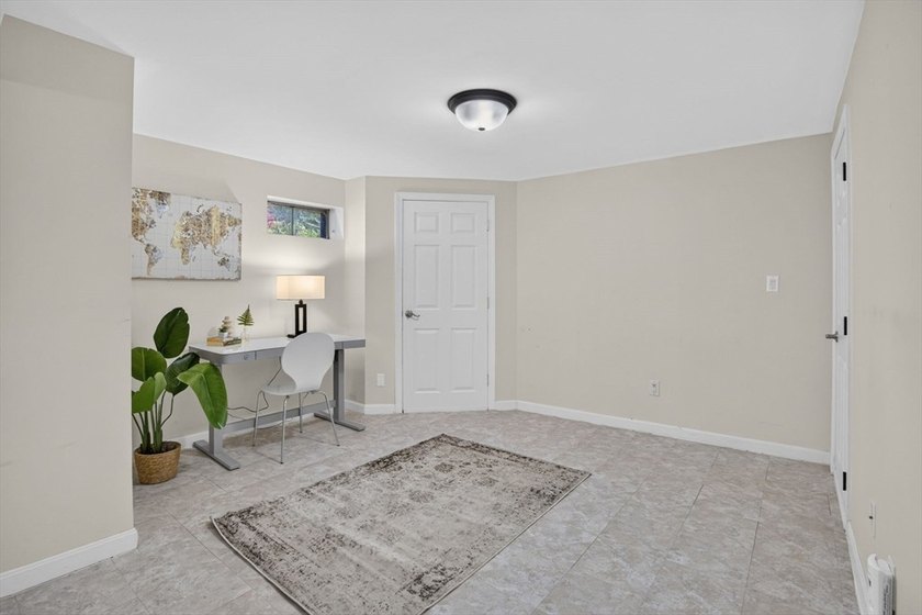 Beautifully maintained Colonial set on a manicured one-acre - photo 32
