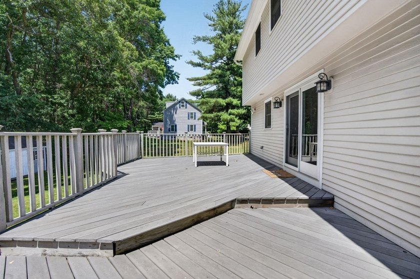 Beautifully maintained Colonial set on a manicured one-acre - photo 37