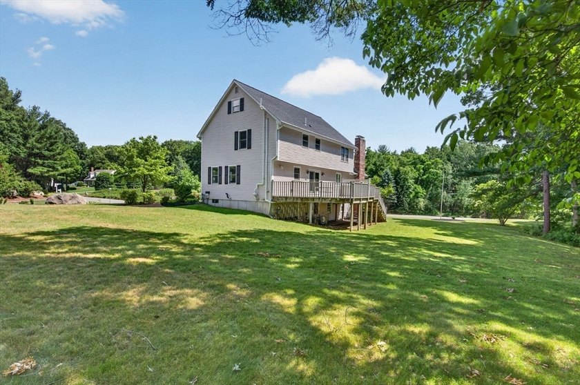 Beautifully maintained Colonial set on a manicured one-acre - photo 39