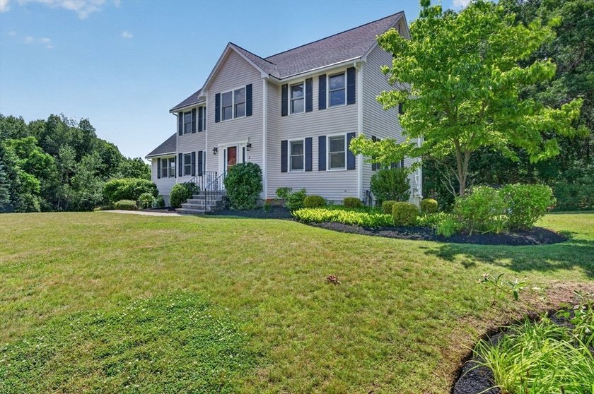Beautifully maintained Colonial set on a manicured one-acre - photo 40