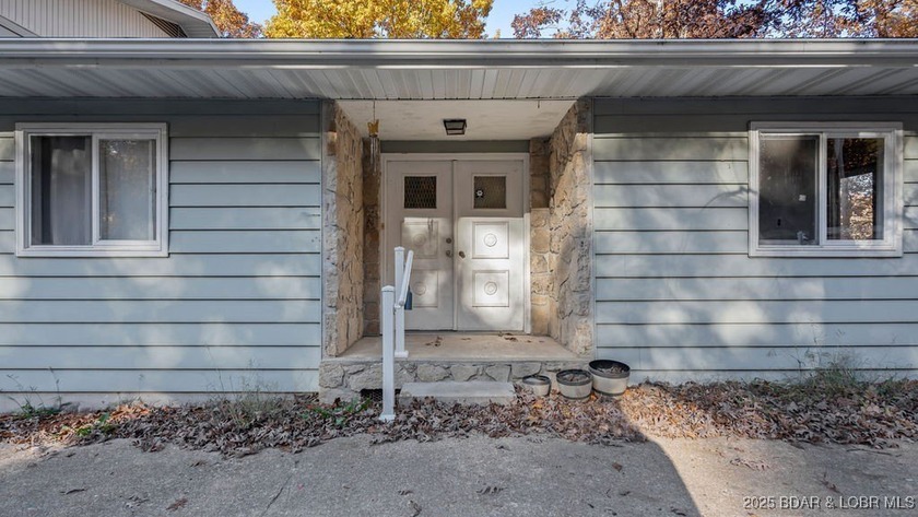 You read that right-a lake home on Horseshoe Bend with a garage - photo 12