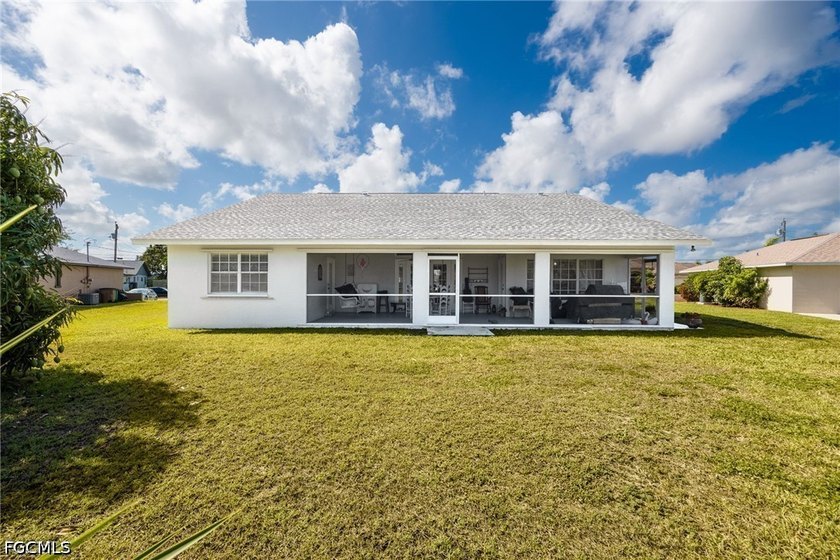 CENTRAL SE CAPE CORAL HOME WITH NEWER ROOF, NO FLOOD ZONE &amp; ROOM - photo 2