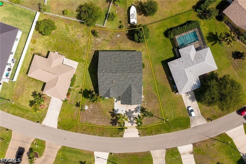 CENTRAL SE CAPE CORAL HOME WITH NEWER ROOF, NO FLOOD ZONE &amp; ROOM - photo 4
