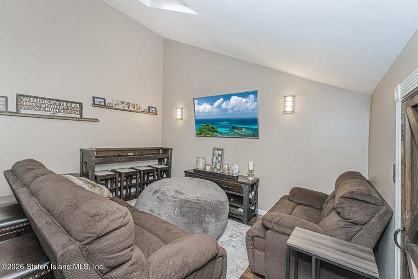 MOVE RIGHT INTO THIS BEAUTIFUL 2-3 BEDROOM SPACIOUS CONDO. OPEN - photo 17