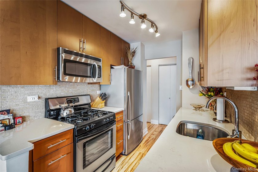 Beautifully Renovated Large 1 bedroom Deluxe (Jr. 4) in Luxury - photo 2