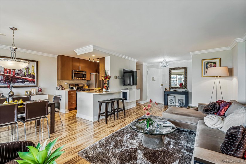 Beautifully Renovated Large 1 bedroom Deluxe (Jr. 4) in Luxury - photo 3
