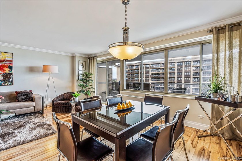 Beautifully Renovated Large 1 bedroom Deluxe (Jr. 4) in Luxury - photo 6