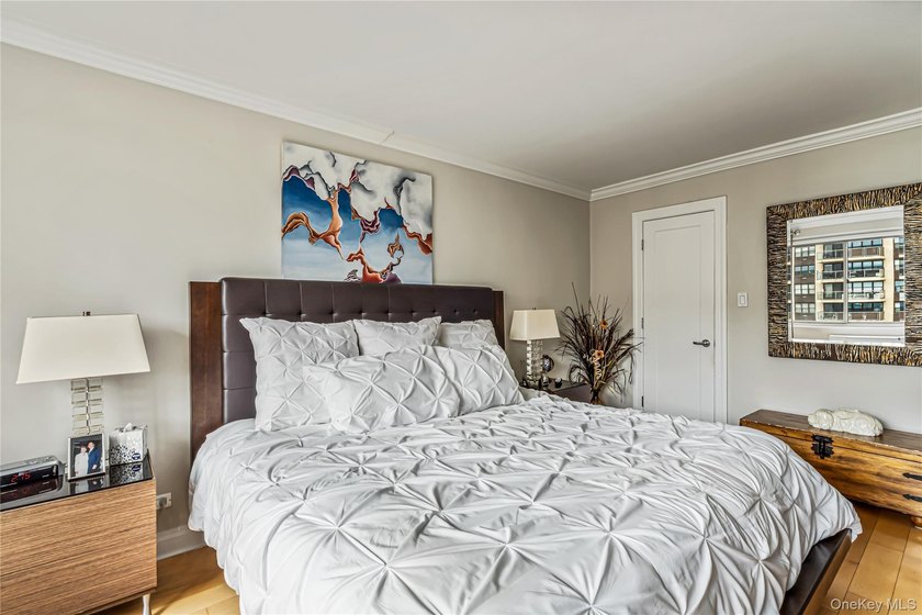Beautifully Renovated Large 1 bedroom Deluxe (Jr. 4) in Luxury - photo 9
