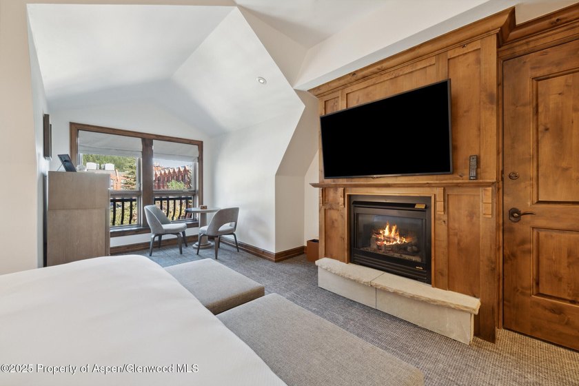2024 renovations completed (including new decor, furniture - photo 25