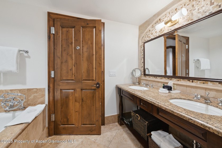 2024 renovations completed (including new decor, furniture - photo 28