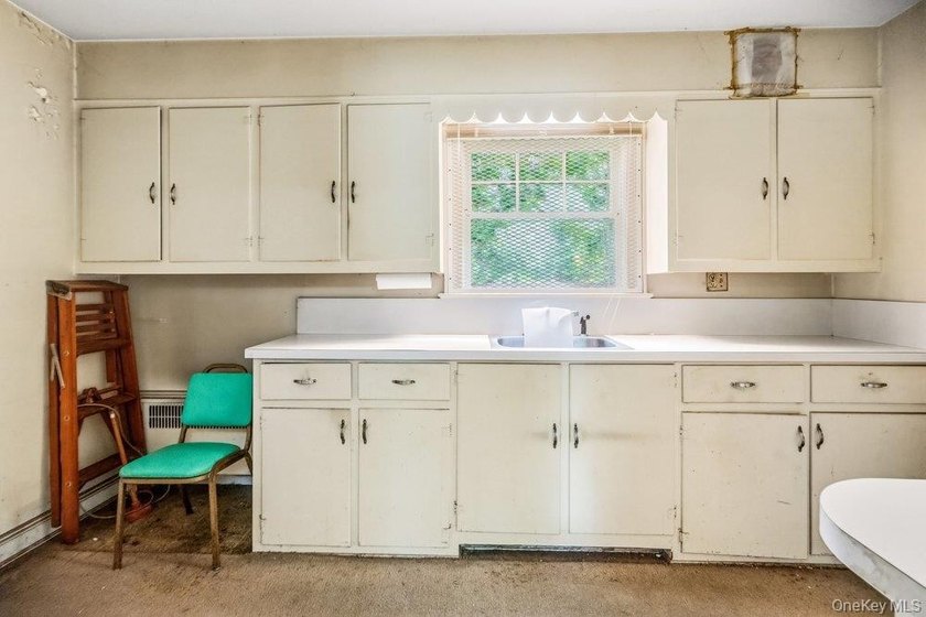 Nestled in the heart of Lindenhurst Village, this classic - photo 8