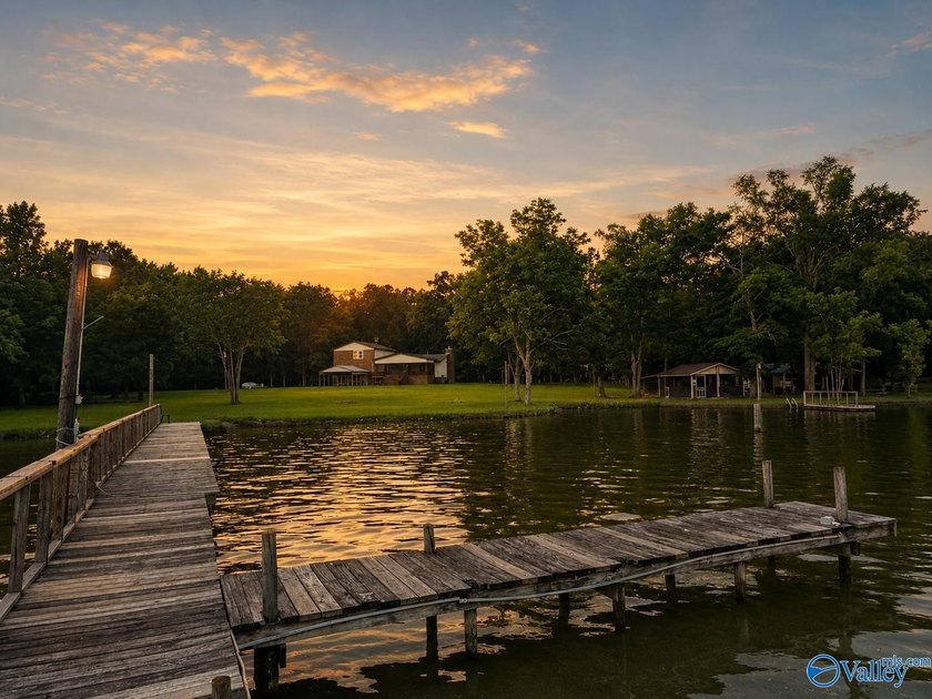 Rare opportunity on Weiss Lake! This beautifully updated 4BR/3BA - photo 3