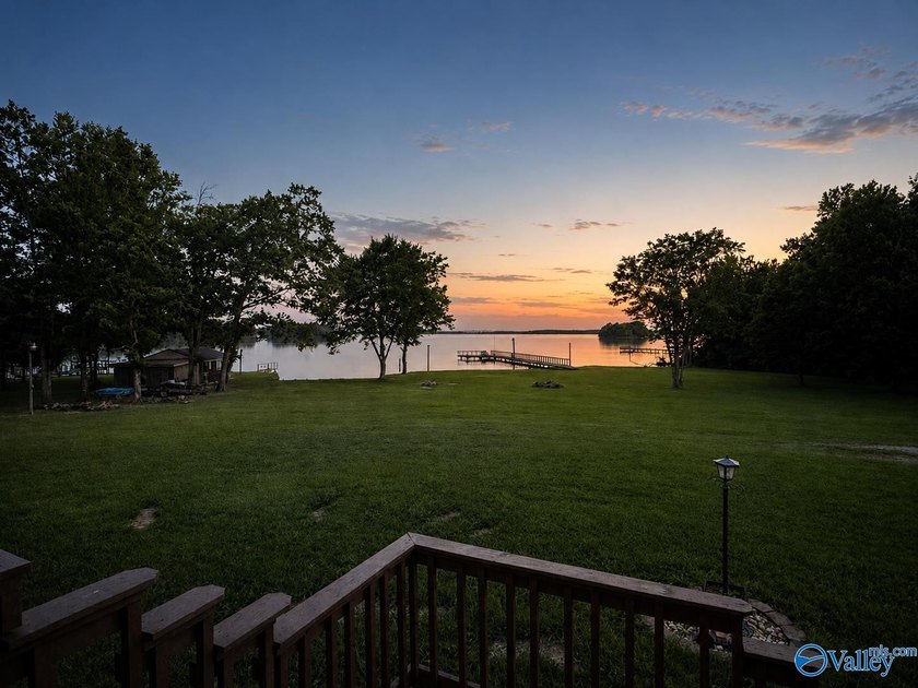 Rare opportunity on Weiss Lake! This beautifully updated 4BR/3BA - photo 4