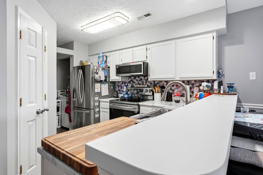 End-unit, top-floor two-bedroom, two-bathroom condo with a split - photo 12