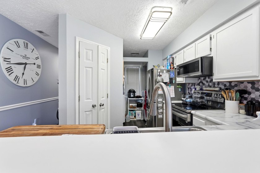 End-unit, top-floor two-bedroom, two-bathroom condo with a split - photo 14