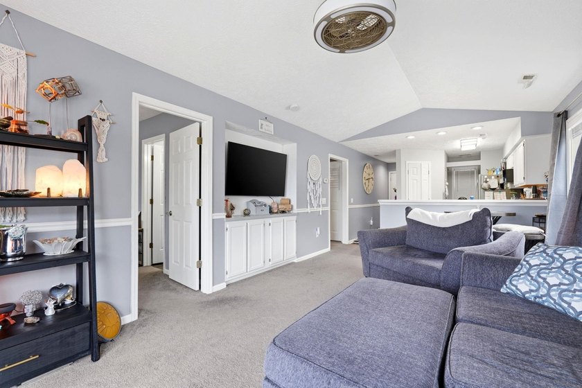 End-unit, top-floor two-bedroom, two-bathroom condo with a split - photo 16