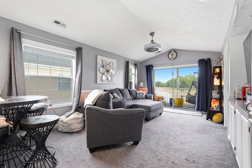End-unit, top-floor two-bedroom, two-bathroom condo with a split - photo 17
