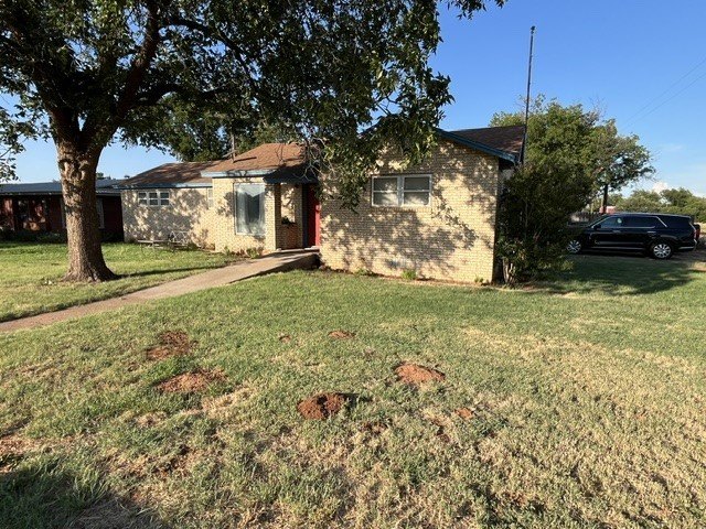 Updated home for the family with additional living area added to - photo 4