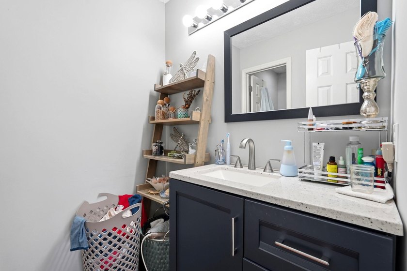 End-unit, top-floor two-bedroom, two-bathroom condo with a split - photo 27