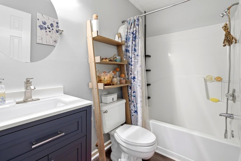 End-unit, top-floor two-bedroom, two-bathroom condo with a split - photo 32