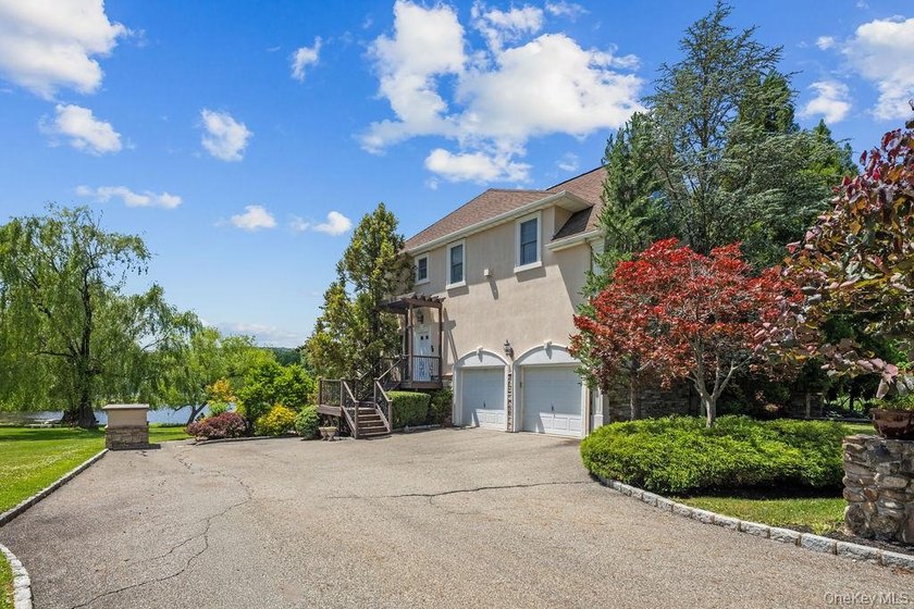 A Private Estate with Breathtaking Pond Views Tucked away at the - photo 4