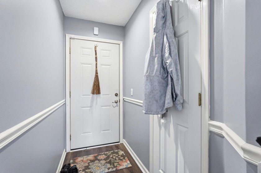 End-unit, top-floor two-bedroom, two-bathroom condo with a split - photo 35