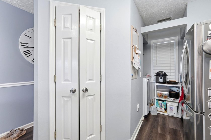 End-unit, top-floor two-bedroom, two-bathroom condo with a split - photo 36