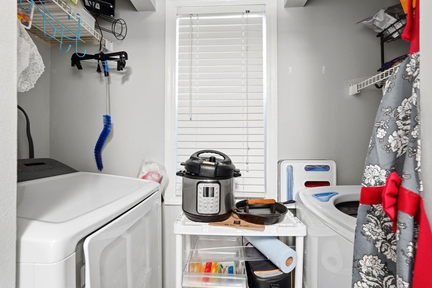 End-unit, top-floor two-bedroom, two-bathroom condo with a split - photo 37